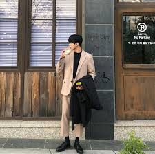 10 Easy Natural Poses For Guys Who Are Awkward In Front Of The Camera Girlstyle Singapore Korean Fashion Men Suits Korean Korean Men