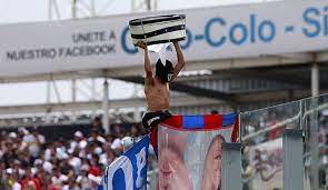 Colo colo y universidad de chile, equipos populares del fútbol chileno, obtuvieron valiosas victorias y no se dan tregua en la disputa por el título del torneo en tanto, iquique, audax italiano y o'higgins también tienen 21 puntos e igualmente tienen chances de pelear ante alguna caída de los líderes. Hinchas De La U Y Colo Colo Convocaron A Pelea Sin Armas En Parque O Higgins El Periscopio Noticias