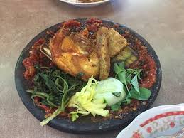 Nasi campur bu ida melayani makanan nasi campur, nasi rawon, nasi pecel, nasi empal, nasi kuning, sop iga, sop buntu, dll. Depot Nasi Campur Tambak Bayan Surabaya Ulasan Restoran Tripadvisor