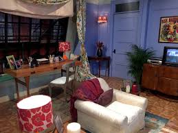 The three featured rooms include monica and chandler's iconic purple living room from the american 90s sitcom series friends, marge and homer's pink and green living room from the simpsons (wonky. Friends The Story Behind Monica S Purple Walls Simplemost