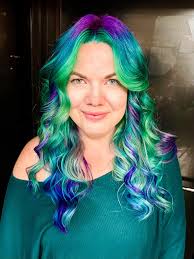 Hair stylist for vivid fashion color in moco?