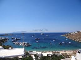 Πόσο κοστίζουν φέτος ξαπλώστρες, καφές, νερό στην ψαρρού της μυκόνου. Eg 8ea Pros Psaroy Wraia 8ea Kyklades Mykonos