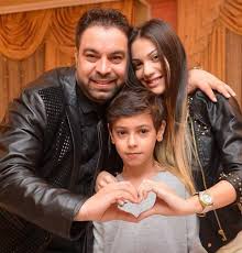 Un cartier intreg din bucuresti a fost paralizat in timpul ceremoniei funerare a sotiei interpretului de manele, florin salam. Astazi Ar Fi Facut 32 De Ani Ce Se Intampla La Mormantul Sotiei Lui Florin Salam In Timp Ce El Urmeaza Sa Se Recasatoreasca