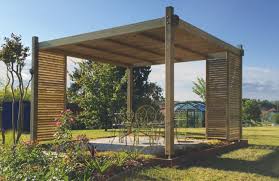 La référence pour les abris de jardin, chalets bois, carports, garages bois, pergolas alu et bois, au meilleur prix et avec un conseil personnalisé ! Installation De Pergolas Abris Et Carports Dans Le Cotentin Pour Vos Jardins Et Exterieurs D Entreprise Avec Amiot Espaces Verts
