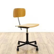 This Mid Century Modern Desk Chair Is Featured In A Molded Plywood With A Glossy Maple Finish This Retro Chair Mid Century Modern Desk Chair Modern Desk Chair