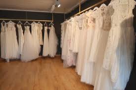 Verspielte schnitte und feenhafte eleganz zeichnen unsere langen oder kurzen kommunionkleider in. Dirndl Brautkleider Hingucker Aus Grosshochstetten