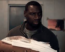 L'acteur omar sy, mondialement connu pour son rôle dans le film intouchable, est actuellement à l'écran dans la série lupin : I Am Lupin Omar Sy As Assane Diop In Lupin Chapter 2