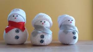 Drei Weisse Kleine Schneemanner Mit Blauen Kleinen Knoppfen Mit Mond Schneem Schneemann Basteln Weihnachten Schneemanner Aus Socken Basteln Schneemann Basteln