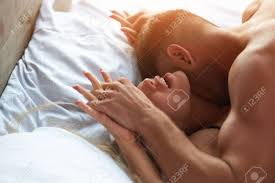 セックスをしている若いカップル。ベッドの中の女と男の写真素材・画像素材 Image 91473514
