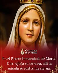 En el rostro inmaculado de María, Dios refleja toda su ternura. Su mirada  es consuelo, su presencia es luz que guía. Allí el alma se calma, el dolor  se disipa y la