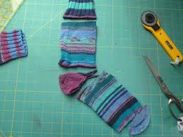 Mit unserer anleitung kannst du eine coole tasche aus einer alten jeans ganz einfach selber nähen. Alte Jeans Alte Socken Neue Tasche Bernina Blog
