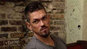 Shameless Star Steve Howey Discusses Upsides Of Showtime Comedy S New Throuple Steve Howey Shameless Tv Show Shameless