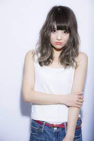 小顔効果抜群 立体感が可愛いミディアム パーマ グラデーションヘアカタログの13枚目の写真 マシマロ ヘアカラー アッシュ ミディアム パーマ グラデーションヘア