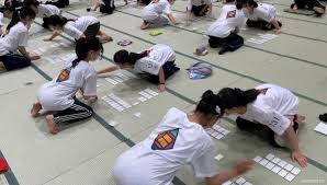 乳首ちら】買い物中のスレンダーモデルさんの胸ちら接写とローアングルパンチラを盗撮 | 個人撮影のくすぐり、電マ、ゲロ嘔吐 Gcolle