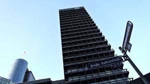 In großer vielfalt und zugleich klar strukturiert bieten die türme mit ihren über 1 500 kunstwerken. Poker Um Das Bankenviertel Wohnen In Frankfurt