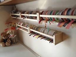 Pin Von Elin Gjesdal Auf Home Inspo Nahzimmer Organisation Stoffbandaufbewahrung Bastelmaterial Aufbewahrung