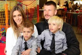 Contratada pela fifa, em julho de 2010 fernanda apresentou, ao lado de seu marido rodrigo hilbert, o lançamento do emblema da copa de 2014 no brasil diretamente da áfrica do sul e em julho de 2011, ao lado do também apresentador tadeu schmidt, o sorteio das eliminatórias da copa 2014. Fernanda Lima Faz 42 Anos E Recebe Declaracao De Rodrigo Hilbert