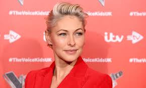 Our list of 27 short hairstyles will give you some quick and easy ideas on how to style your hair for any occasion in 10 minutes or less. Short Hairstyles Trends Tutorials Tips Hello