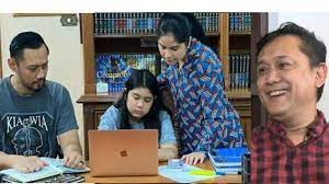 Apalagi dia meninggalkan seorang istri dan anak kecil. Populer Bandingkan Annisa Pohan Iriana Denny Siregar Sebut Istri Ahy Baperan Sampai Seberang Laut Tribunnewsmaker Com