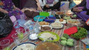 Astin Astanti Menyiapkan Menu Arisan Padangan Membuat Anggota Arisan Makin Kompak