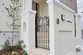 上品なモールディングの門柱壁とアイアン門扉 門柱 門周り 玄関アプローチ コンクリート 玄関アプローチ デザイン 門柱