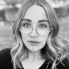 Amanda Kozlowski's Instagram, Twitter & Facebook