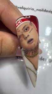 Mc Ryan Fazendo Tatuagem