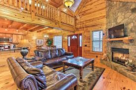 Private hot tubs, pool tables, fireplaces, jacuzzi tubs, outdoor fireplaces, grills and private mountain streams. Cabin W Resort Pool Bordering Smoky Mtn Nat L Park Cabins For Rent In Gatlinburg Tennessee United States