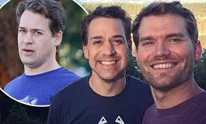 Eles moravam juntos há seis anos. T R Knight Observes The 10 Year Anniversary Of Crossing Paths With Husband Patrick Leahy Daily Mail Online