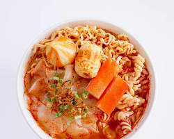 Gambar Seblak Jeletot Nyengat Mbak Yuni, a spicy and savory Indonesian dish with various toppings like crackers, meatballs, and vegetables