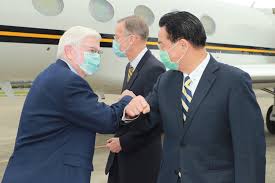 © 由 新頭殼 提供 美國3參議員訪台，外交部長吳釗燮到場接機。 圖：中央社. å¤–äº¤éƒ¨ç«­èª æ­¡è¿Žç¾Žåœ‹ç¸½çµ±æ‹œç™»æ´¾é£è³‡æ·±è¨ªåœ˜è¨ªå•å°ç£