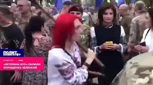 Ведущего каналов нардепа виктора медведчука облили зеленкой на вокзале в киеве. Z1bceyw0hc6bum