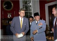 Soekarno yang dia buat selama memimpin, dan kelemahan tipe dan jenis gaya kepemimpinannya. Gambar Soekarno Hatta Berwarna
