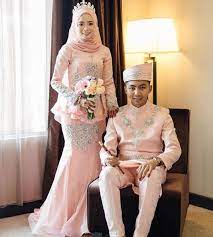 Anda bisa mengenakan atasan kebaya dengan bawahan kain batik untuk mencerminkan kepribadian anda sebagai wanita indonesia, terutama jawa. Baju Pengantin Warna Peach