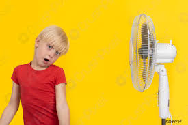 Weitere ideen zu lustige hunde, lustig, hunde. Lustige Blonde Junge Posiert Gesichter In Der Nahe Des Foto Vorratig Crushpixel