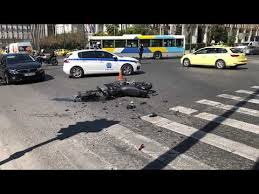 .τροχαίο έξω από τη βουλή, την περασμένη παρασκευή, δεν συνελήφθη επειδή το τροχαίο δεν έναν 23χρονο μοτοσικλετιστή έξω από τη βουλή ανήκει στην ασφάλεια της ντόρας μπακογιάννη. Sfodro Troxaio E3w Apo Th Boylh Yphresiako Oxhma Sygkroysthke Me Mhxanh Video Newsbreak