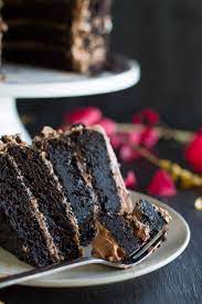 dark and rich this dark chocolate cake with nutella buttercream is the perfect centerpiece for your hal kuchen und torten schokoladenkuchen schokoladen kuchen