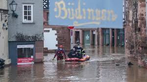 Bei sturz­flu­ten, die durch stark­re­gen aus­ge­löst wer­den, kann man sich da nie so sicher sein. Wetter Wiesbaden Hochwasser Zieht Von Kleinen Flussen Richtung Rhein Und Main Panorama Sz De