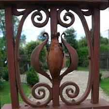 Set in a beautiful rural location, just 4 miles from the pretty. Glasgow Railing