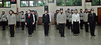 Jilbab rancangan polwan uzma amireddy ini kemungkinan akan menjadi seragam resmi bagi polwan muslim inggris. Peragaan Seragam Polwan Berjilbab Mabes Polri Hello Hijabers