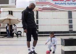 هذا لم يحدث لأن فوق تلك المؤسسات الديمقراطية، هناك عصابة لا كوابح لها، يقودها فريق مكون من 3 أشخاص، هم رئيس الوزراء وزوجته وابنه. Ø¢Ø¯Ù… Ø´ÙŠÙƒØ§Ø¨Ø§Ù„Ø§ ÙŠØ®Ø·Ù Ø§Ù„Ø£Ù†Ø¸Ø§Ø± ÙÙŠ Ù…Ø±Ø§Ù† Ø§Ù„Ø²Ù…Ø§Ù„Ùƒ ØµÙˆØ± Ø§Ù„Ù…ØµØ±ÙŠ Ø§Ù„ÙŠÙˆÙ…