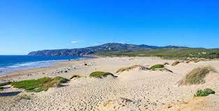 Lissabon is niet alleen de hoofdstad van portugal, het is tevens ook de meer locals spot je in de wijk chiado, waar je diverse boekwinkels en artistieke cafés tegenkomt. Die 8 Schonsten Strande In Lissabon Fti Reiseblog