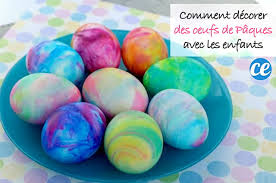 Pour réaliser des œufs de pâques colorés et comestibles, voici le matériel nécessaire : Comment Colorer Vos Oeufs De Paques Avec De La Mousse A Raser Vos Enfants Vont Adorer