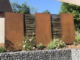 Sichtschutz Rost Mit Haselnusszweigen In 2020 Sichtschutz Selber Bauen Sichtschutz Selber Bauen