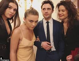 Florence pugh absolutely owns the role of dani ardor with a breathtaking performance, and cinematographer pawel pogorzelski directs some of the most beautifully disturbing imagery seen in. Florence Pugh Shares Throwback Snap With Mother Deborah And Shares I Miss My Mama Today Aktuelle Boulevard Nachrichten Und Fotogalerien Zu Stars Sternchen