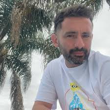 Ronaldinho se apagó a los 27. Si su prime hubiera durado cinco años más, un  Messi-Ronaldinho-Cristiano en su pico habría sido cine de adulto. Pero él  eligió otra magia: noches largas, botellas