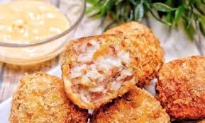 Jagung yang dikupas dari kulitnya lalu dipipil setelah itu dibersihkan (ditampil) lalu diisi dalam periuk tanah. 22 Makanan Khas Italia Yang Terkenal Di Dunia