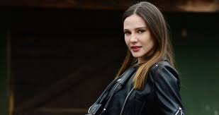 Afterwards, in 2005, she came to istanbul for her father's job. Marasli Nin Mahur U Alina Boz Sevgilisi Ile Ilk Kez Kameralara Poz Verdi Son Dakika Magazin Haberleri