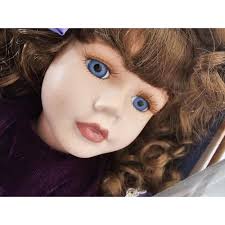 Muñeca coleccionable de porcelana fina auténtica de Classic Treasures con  vestido morado