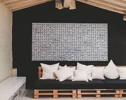 Des palettes en bois pour fabriquer le sol dun coin terrasse dans le jardin cest une idee deco tres facile a mettre en oeuvre. Fabriquer Soi Meme Un Canape Ou Une Banquette En Palette Banquette Palette Canape Fait Maison Deco Maison